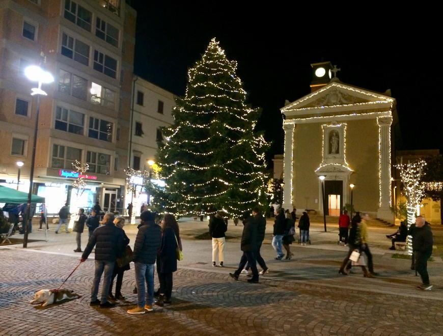 Abete, luci e Capodanno ciak dal 2019 era pre Covid 