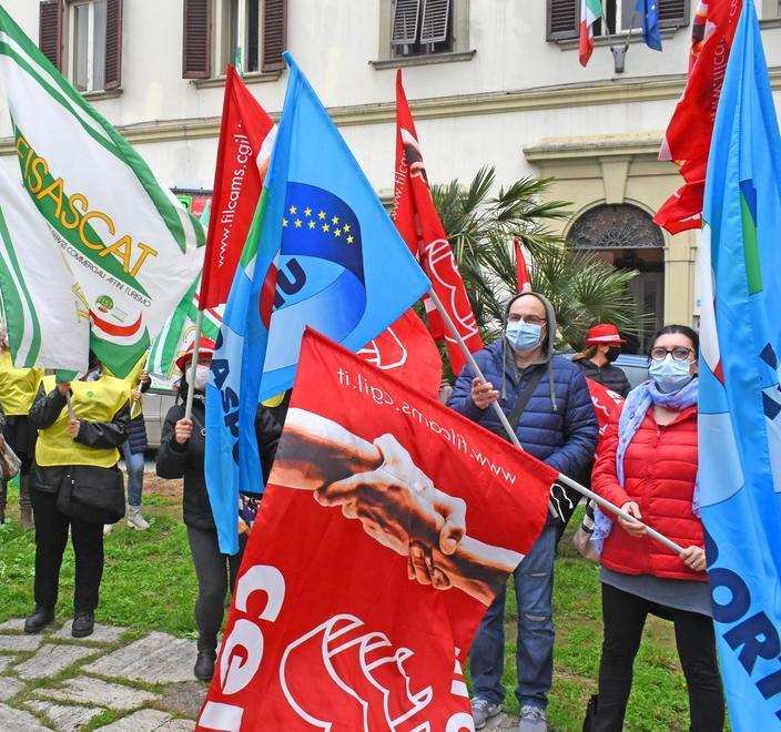 In piazza gli addetti alle pulizie «Contratto scaduto da 7 anni» 