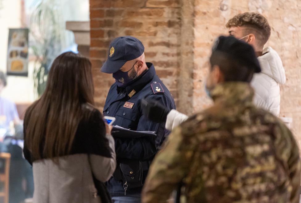 Ai tavolini esterni più di quattro clienti Scattano le multe in centro a Ferrara