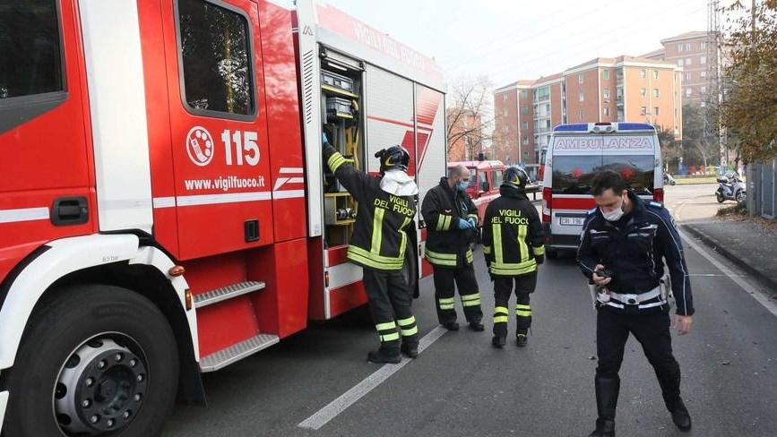 Con l’auto finisce contro una pianta Ferito un 29enne