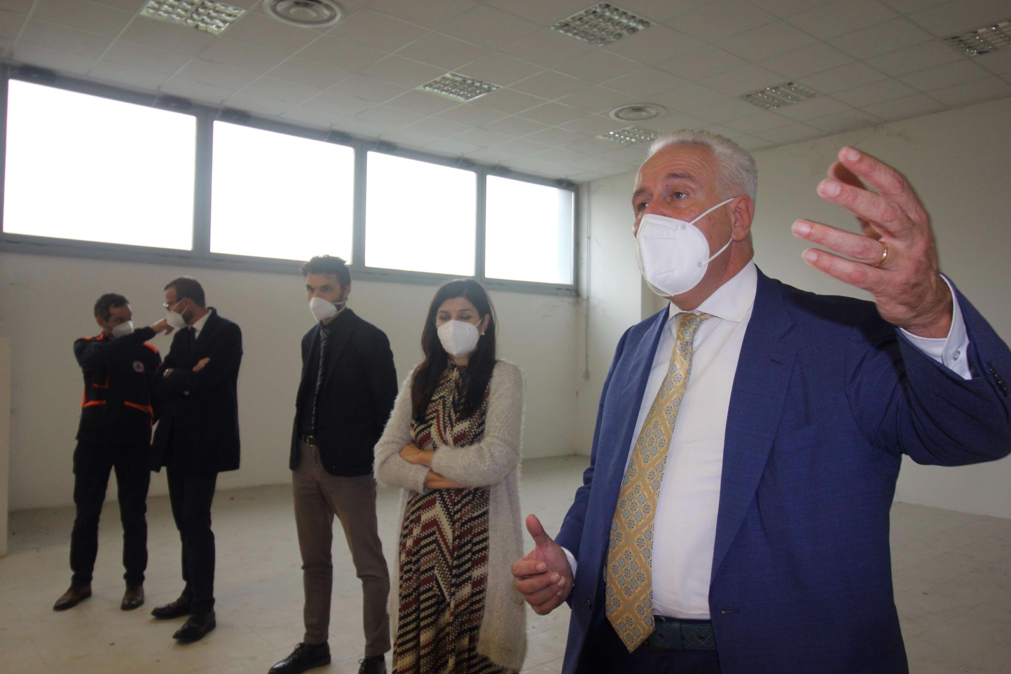 Coronavirus in Toscana, come uscire dalla fascia rossa: i tre obbiettivi della Regione per salvare il Natale 