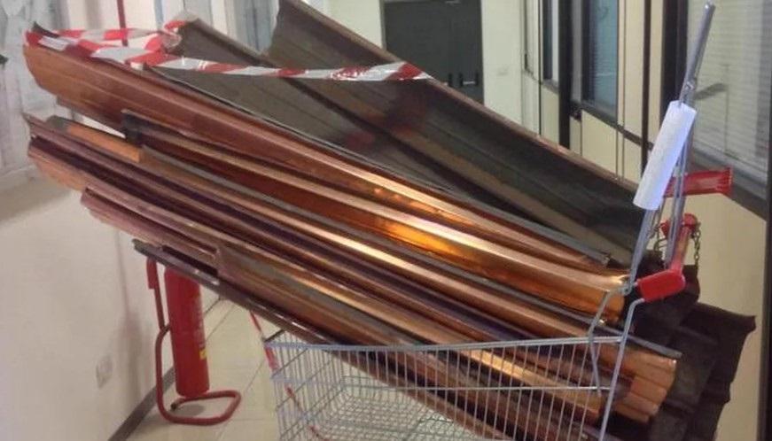 Un carrello pieno di rame (foto d'archivio)
