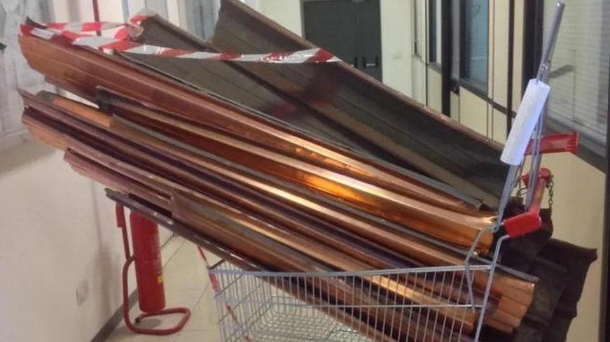 Un carrello pieno di rame (foto d'archivio)
