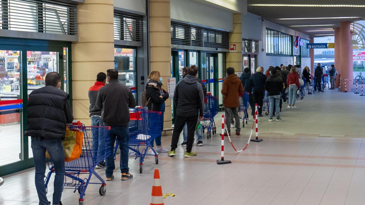 I sindacati sui market: «Senza controlli sarà sciopero»
