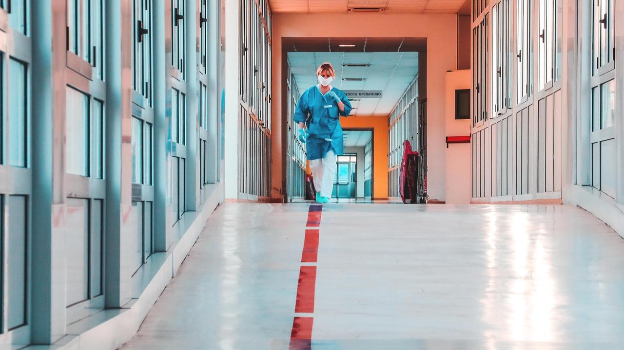 La politica toscana dietro alle poltrone mentre il virus prendeva la rincorsa