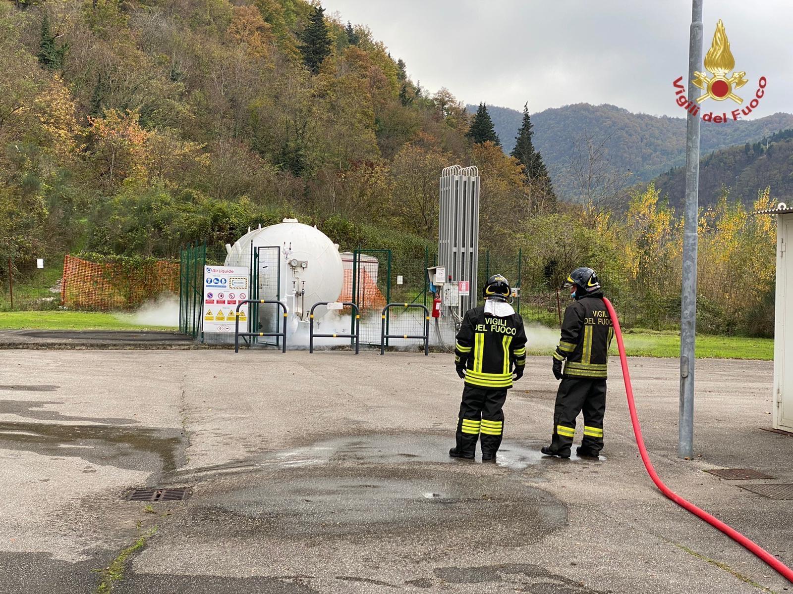 I vigili del fuoco davanti al serbatoio da cui fuoriesce l'ossigeno