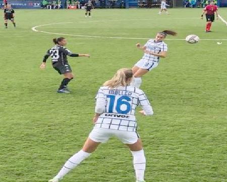 Un'azione dell'Empoli Ladies contro l'Inter