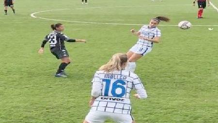 Un'azione dell'Empoli Ladies contro l'Inter