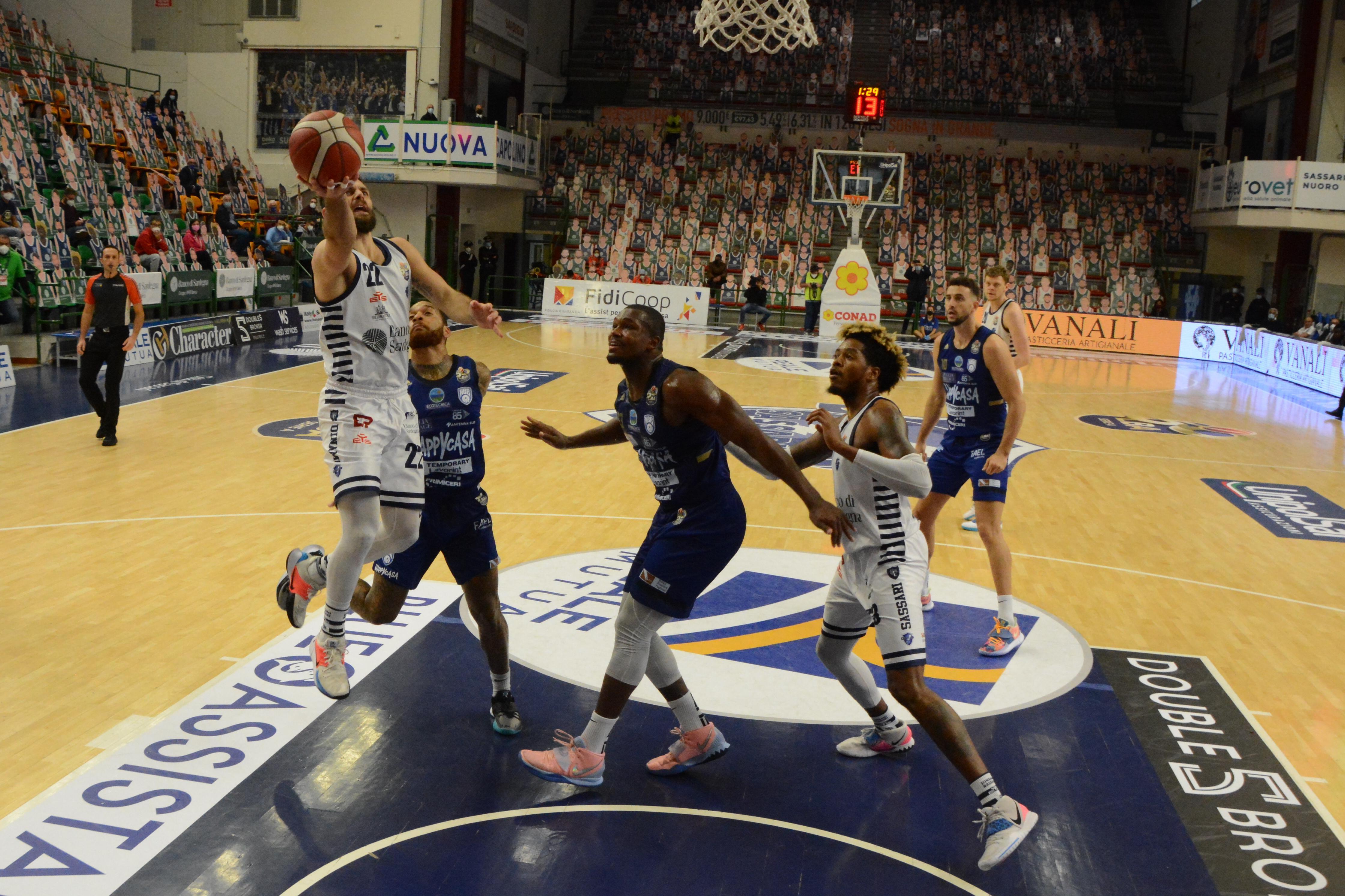 Basket, ko in casa per la Dinamo contro Brindisi