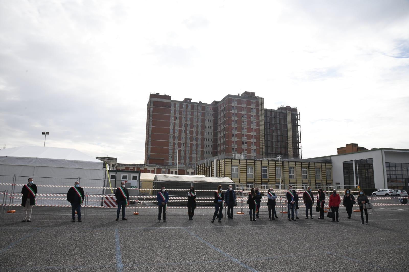 Nuoro, sit-in dei sindaci davanti all'ospedale: servono i medici militari