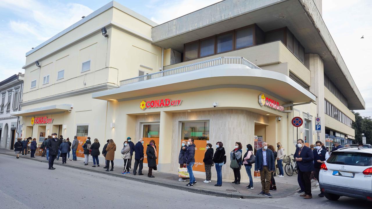 Tanti in fila per il primo giorno del nuovo Conad City di Empoli (foto Carlo Sestini)