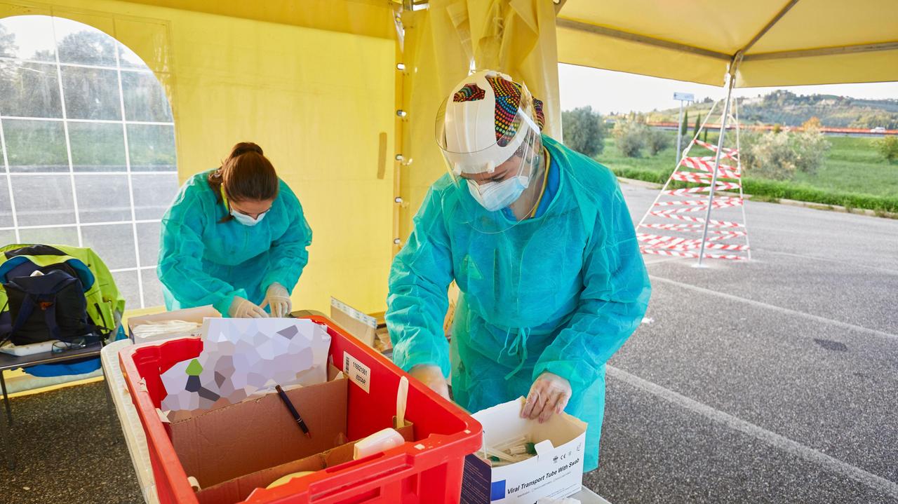 Tamponi in una postazione drive through della Misericordia di Empoli (foto Carlo Sestini)