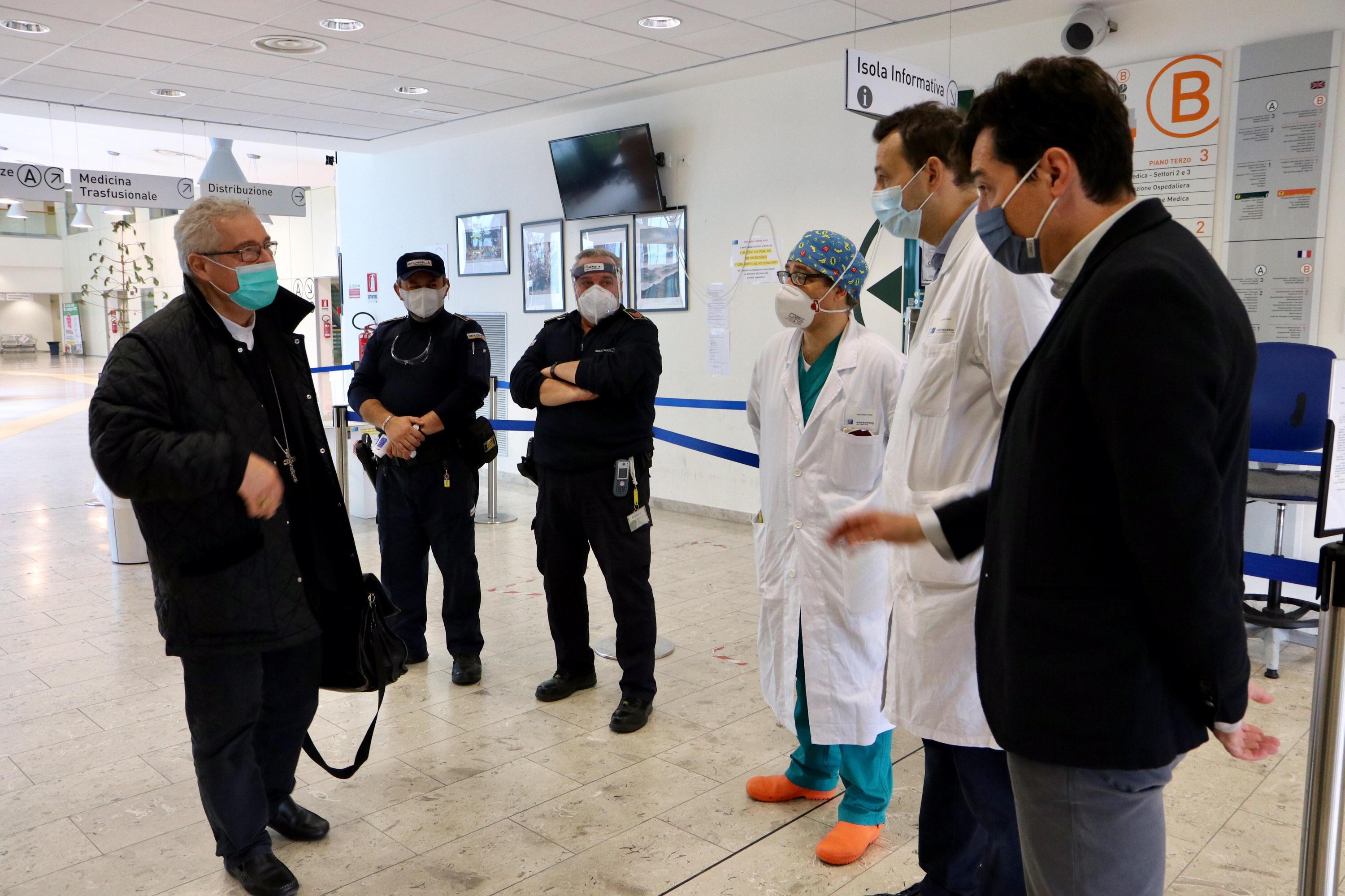 Il vescovo Giovanni Nerbini all'ospedale Santo Stefano