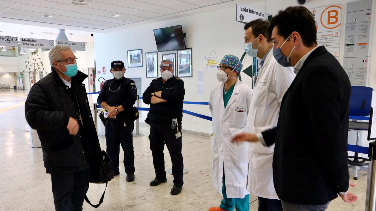 Il vescovo Giovanni Nerbini all'ospedale Santo Stefano
