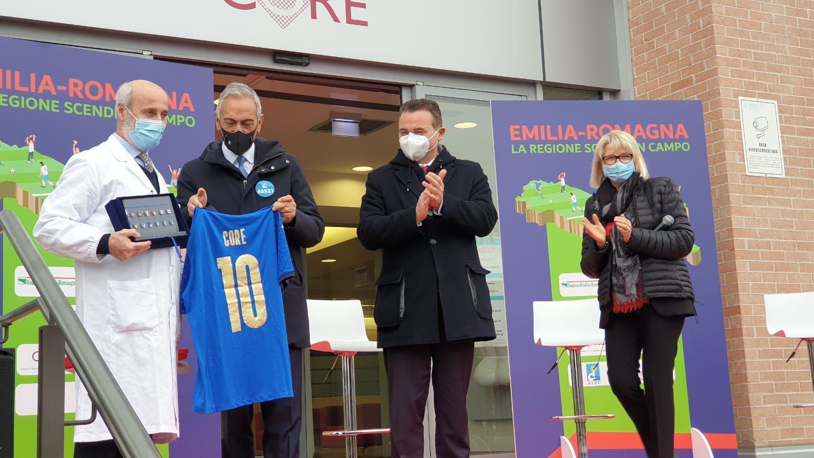 Reggio Emilia, la Nazionale dona una maglia azzurra numero 10 per omaggiare la sanità emiliano-romagnola