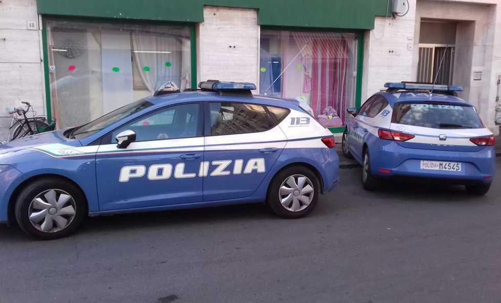 Le volanti della polizia di Stato in via del Cardinale