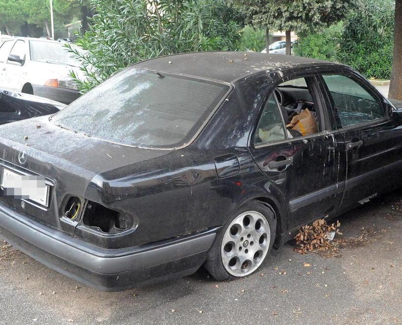 Va al rallentatore la rimozione del cimitero di auto in mezzo alle case 