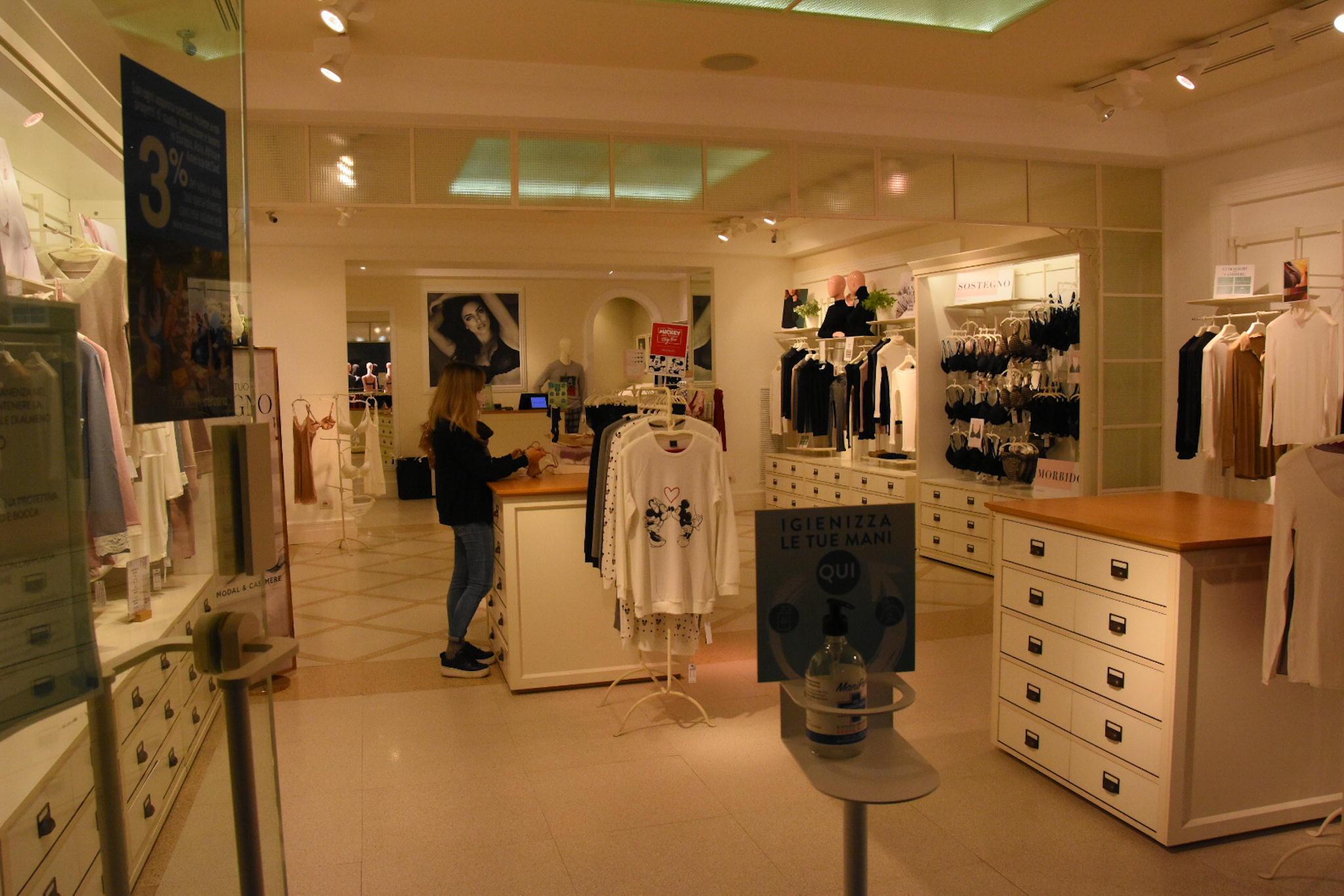Il negozio Intimissimi di corso Carducci a Grosseto aperto domenica 15 novembre 2020 (Foto Bf)