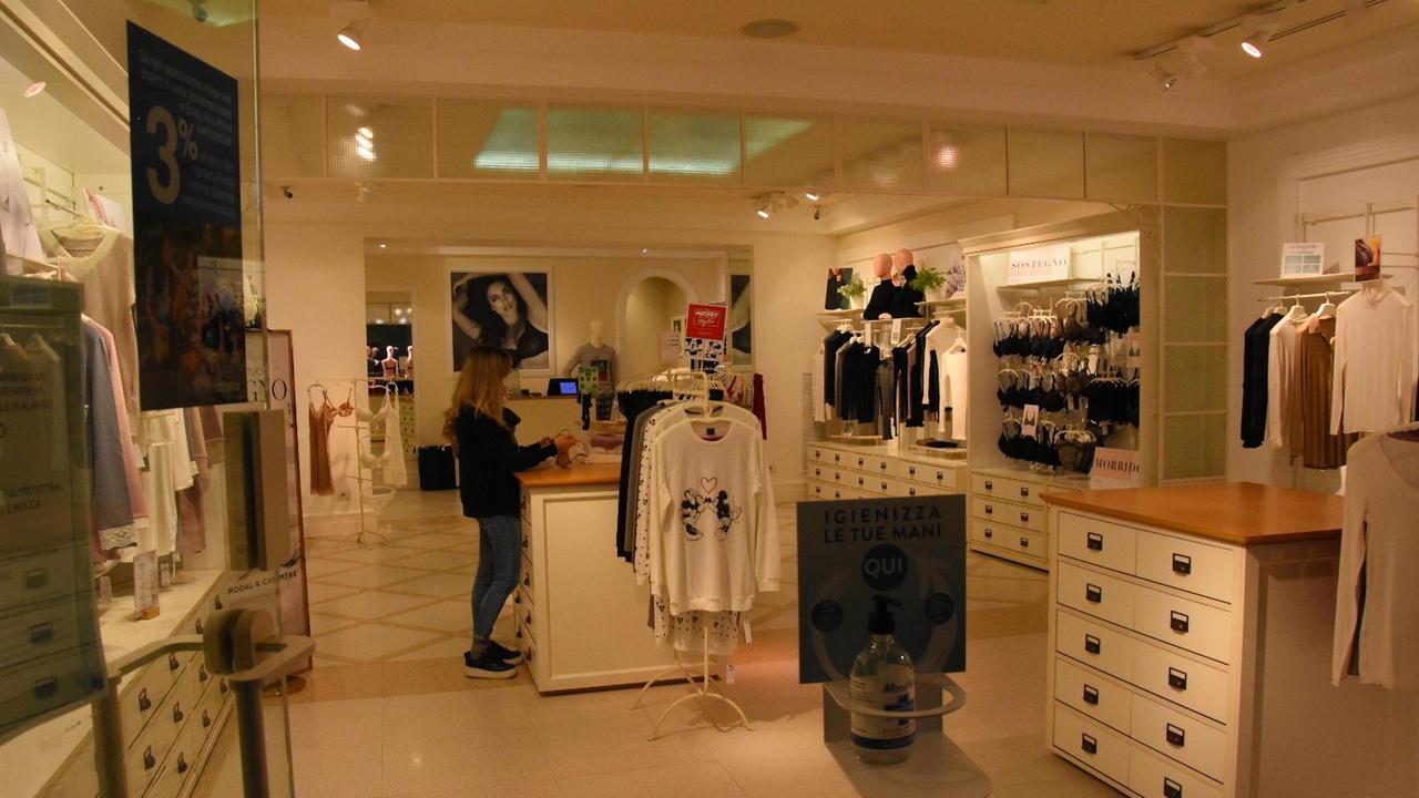 Il negozio Intimissimi di corso Carducci a Grosseto aperto domenica 15 novembre 2020 (Foto Bf)