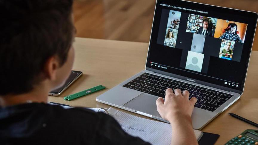 Con la zona rossa via alla didattica a distanza anche alle medie: "Ecco i problemi nelle scuole lucchesi"