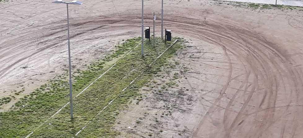 Sant’Anna, rally notturno nel parco: sui tavolini resti di cena e bottiglie rotte nell’erba 