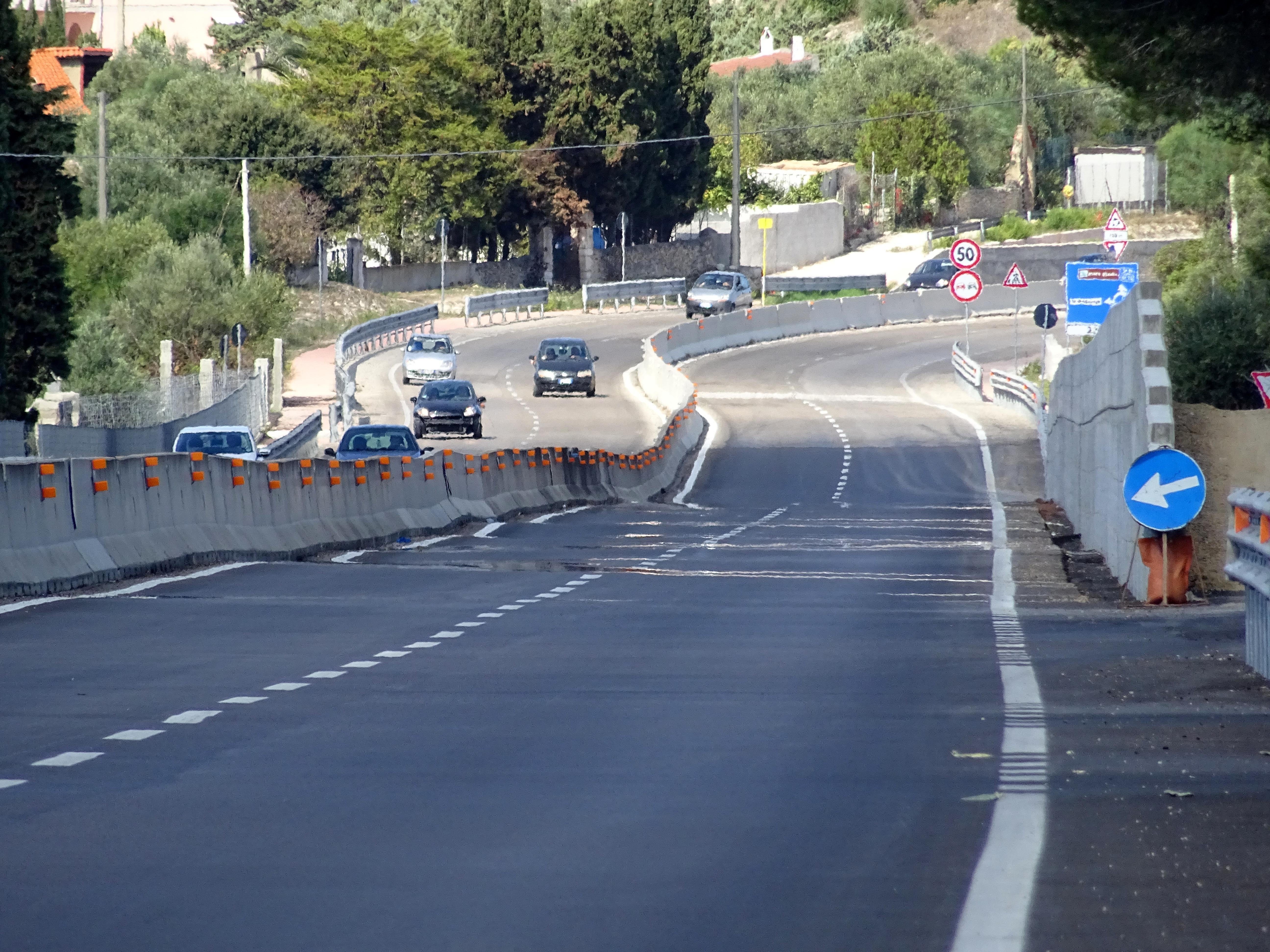 Sassari, a folle velocità sulla Buddi Buddi sperona un'auto e picchia il conducente