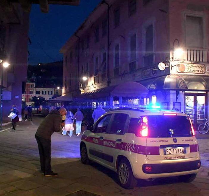 Ci sono i divieti del sindaco ma anche gli assembramenti 