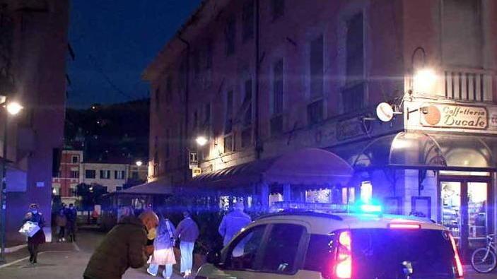 Ci sono i divieti del sindaco ma anche gli assembramenti