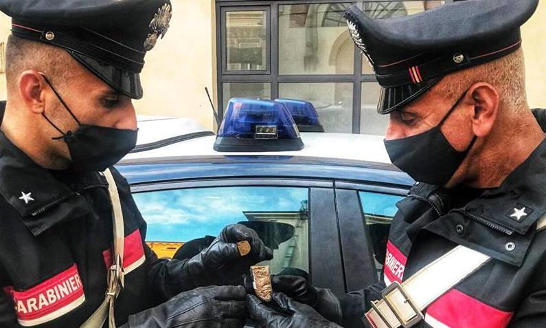 Nascondeva la droga nel caminetto di casa nei guai un 54enne