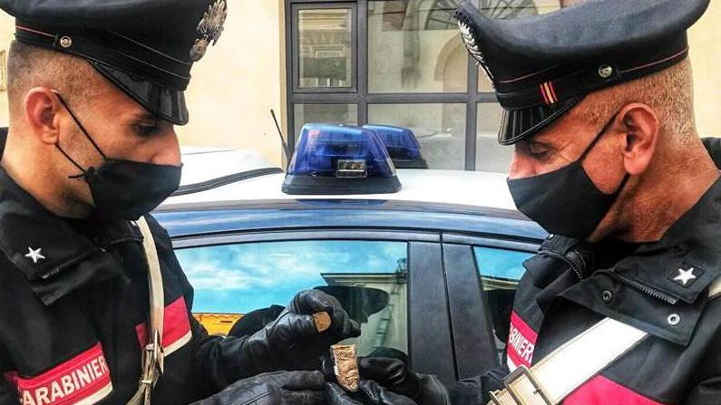 Nascondeva la droga nel caminetto di casa nei guai un 54enne