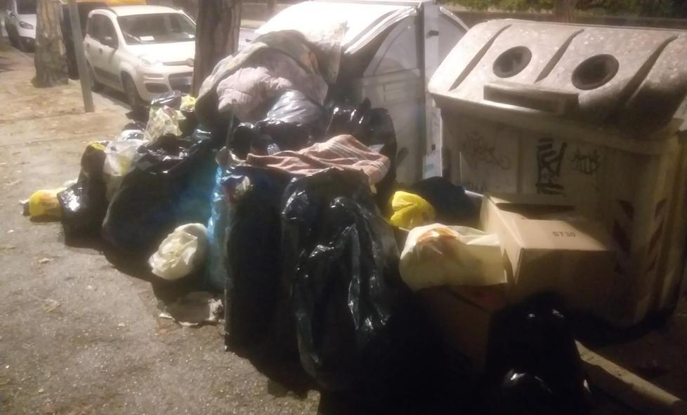 Preso d’assalto il cassonetto alle porte del centro città