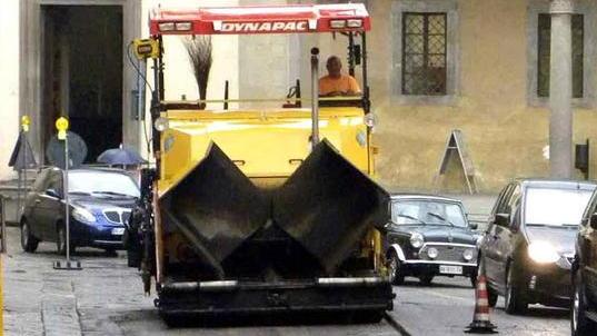 Via alle nuove asfaltature a San Lorenzo e Pistoia Nord