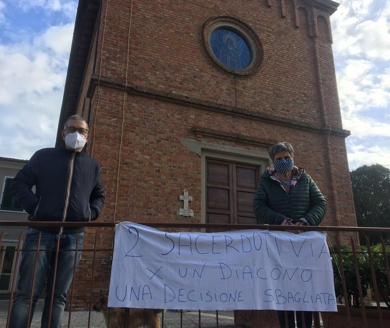Parroco unico, striscioni di protesta