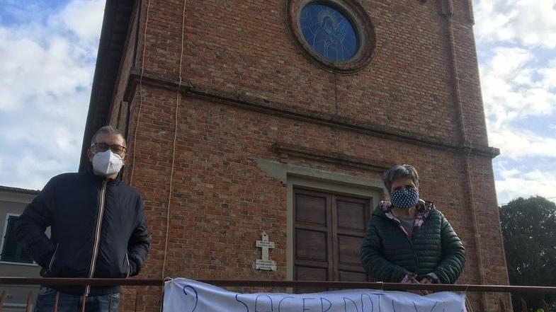 Parroco unico, striscioni di protesta
