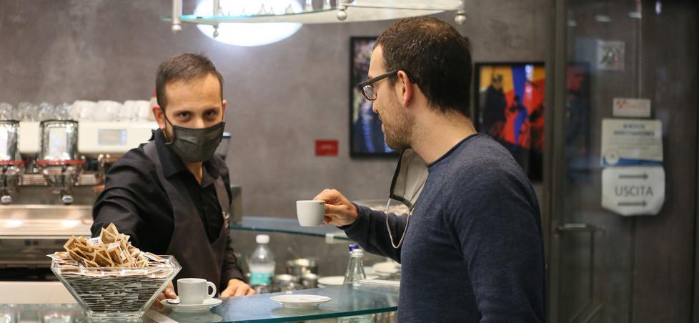 L’ultimo caffè al banco Reggio da oggi è arancione 