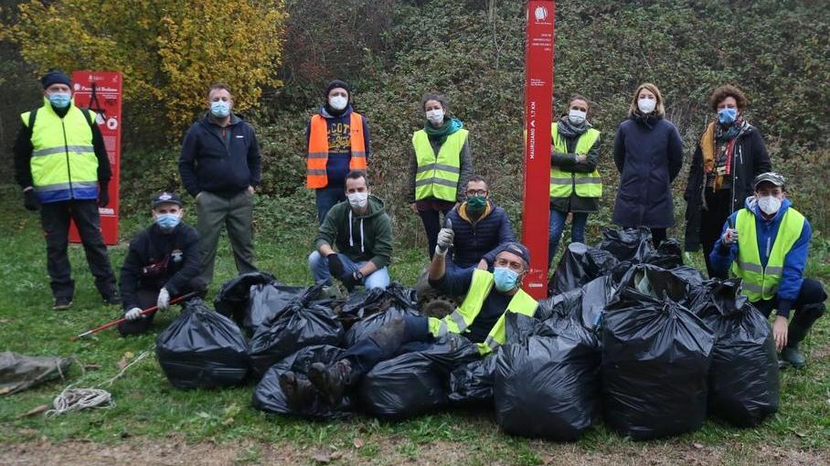 Il Parco del Rodano ripulito dai rifiuti trovati anche pneumatici e lavandini rotti