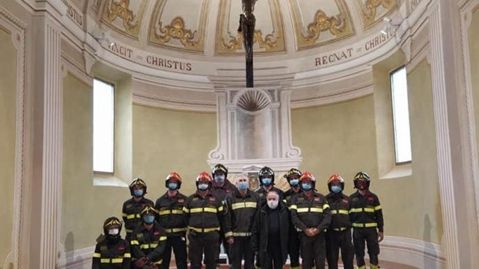 Il crocifisso ritorna a casa grazie ai vigili del fuoco