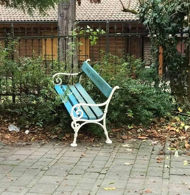 Vandalismi alle panchine rifatte