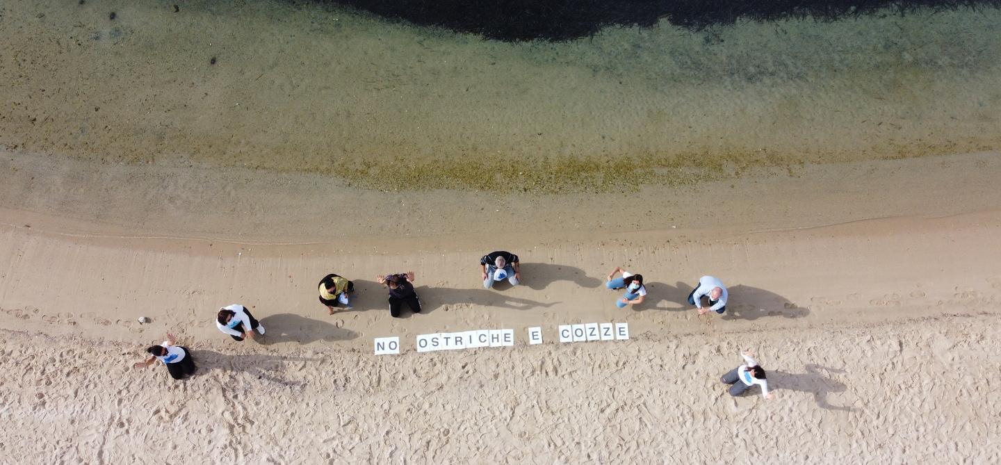 Flash mob contro ostriche e cozze 