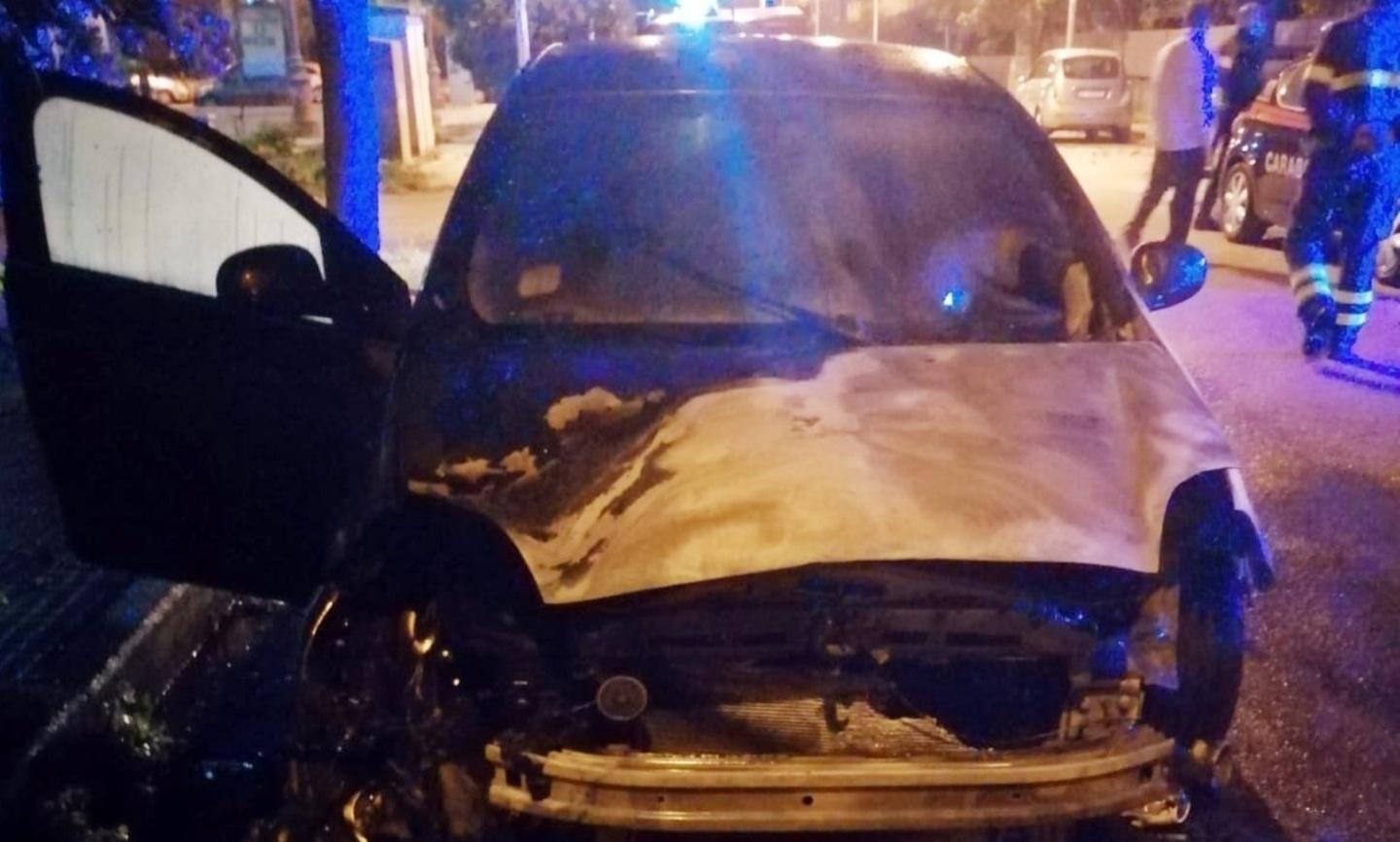 Una Fiat Brava distrutta dalle fiamme