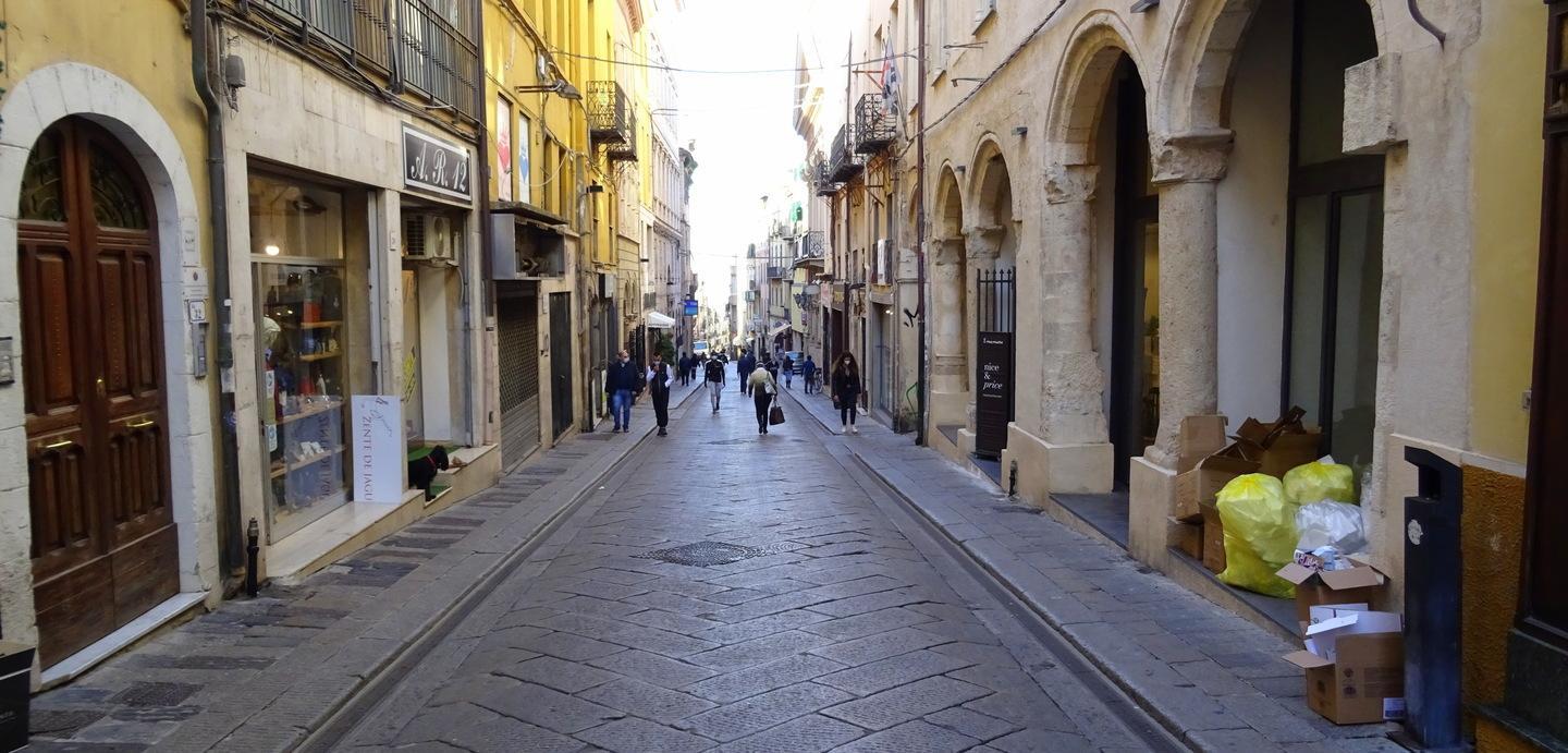 Sassari, i commercianti del centro: «Aperti a pranzo per non morire» 