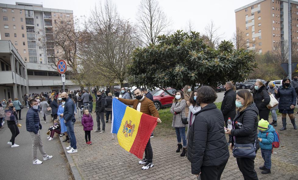 Modena. Il caso/ Centinaia di persone in coda lungo via Viterbo per le elezioni moldave 