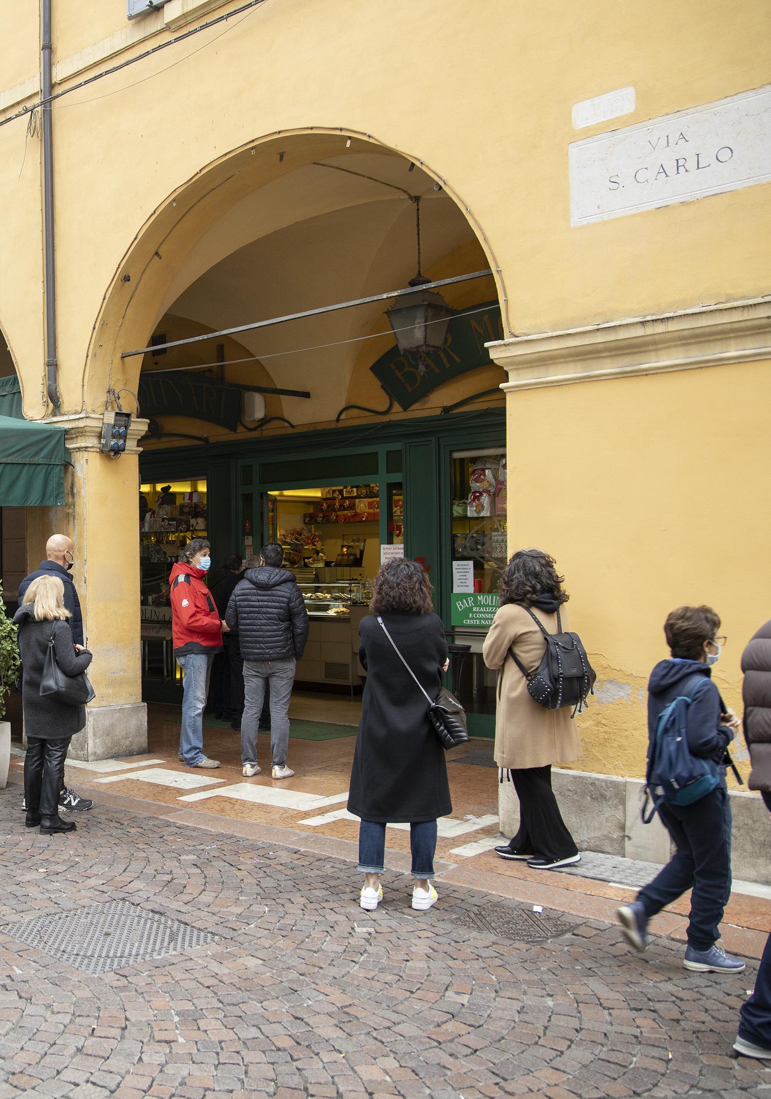 Modena, il centro città si svuota, ma non del tutto: «La passeggiata in Via Emilia è una regola» 