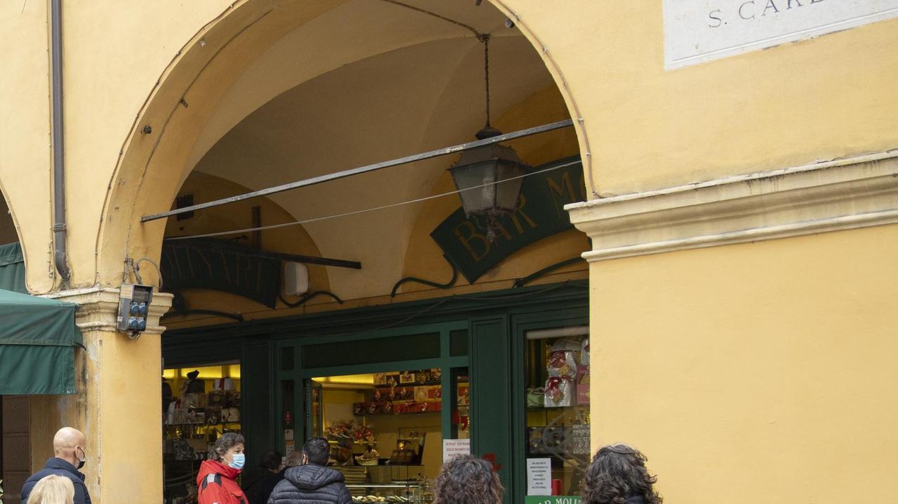 Modena, il centro città si svuota, ma non del tutto: «La passeggiata in Via Emilia è una regola»