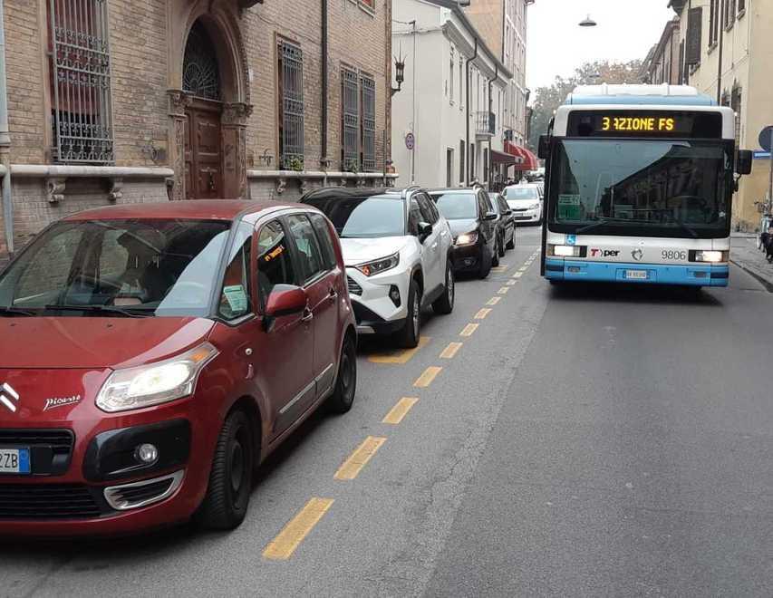 Auto occupano la fermata, a Ferrara passeggera disabile fatica a scendere dal bus 