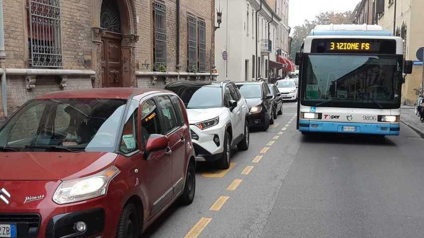 Auto occupano la fermata, a Ferrara passeggera disabile fatica a scendere dal bus