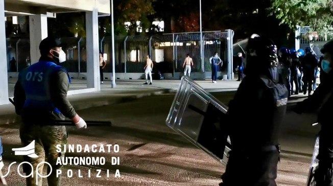 Migranti, notte di violenze nel centro di prima accoglienza di Monastir