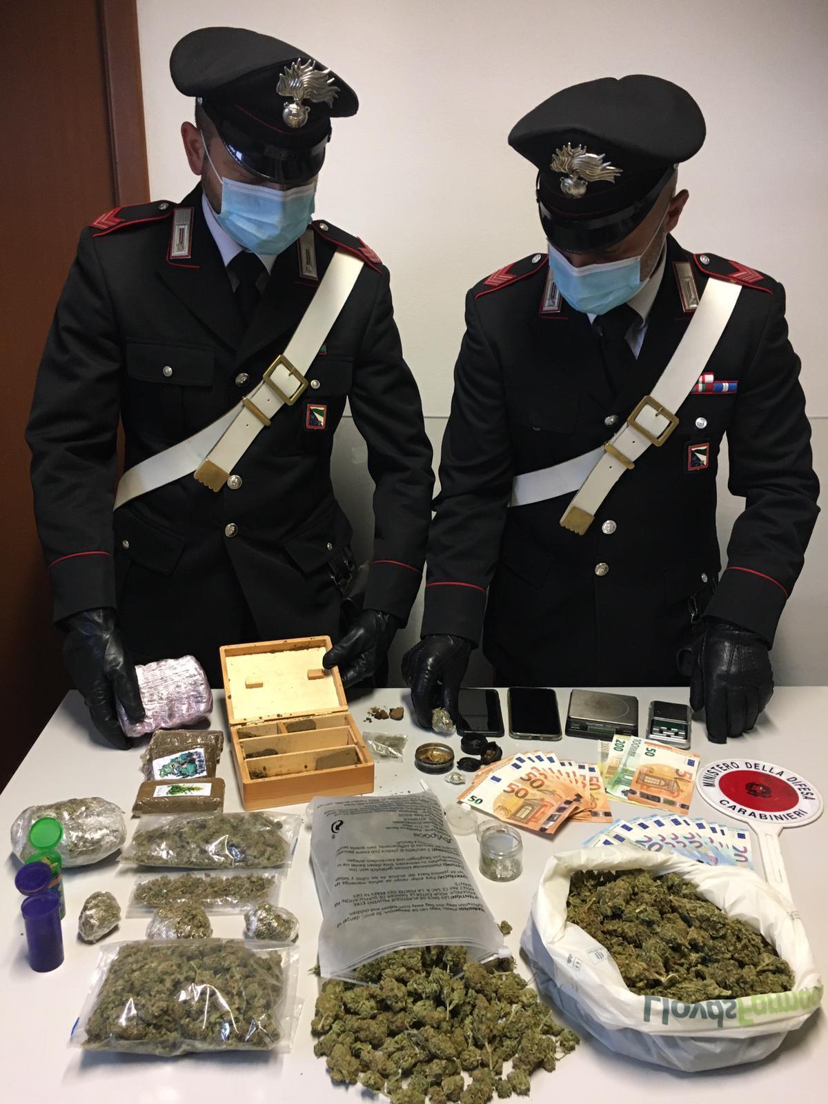 Sorpresi con lo spinello, uno nascondeva un chilo e mezzo di droga: arrestato