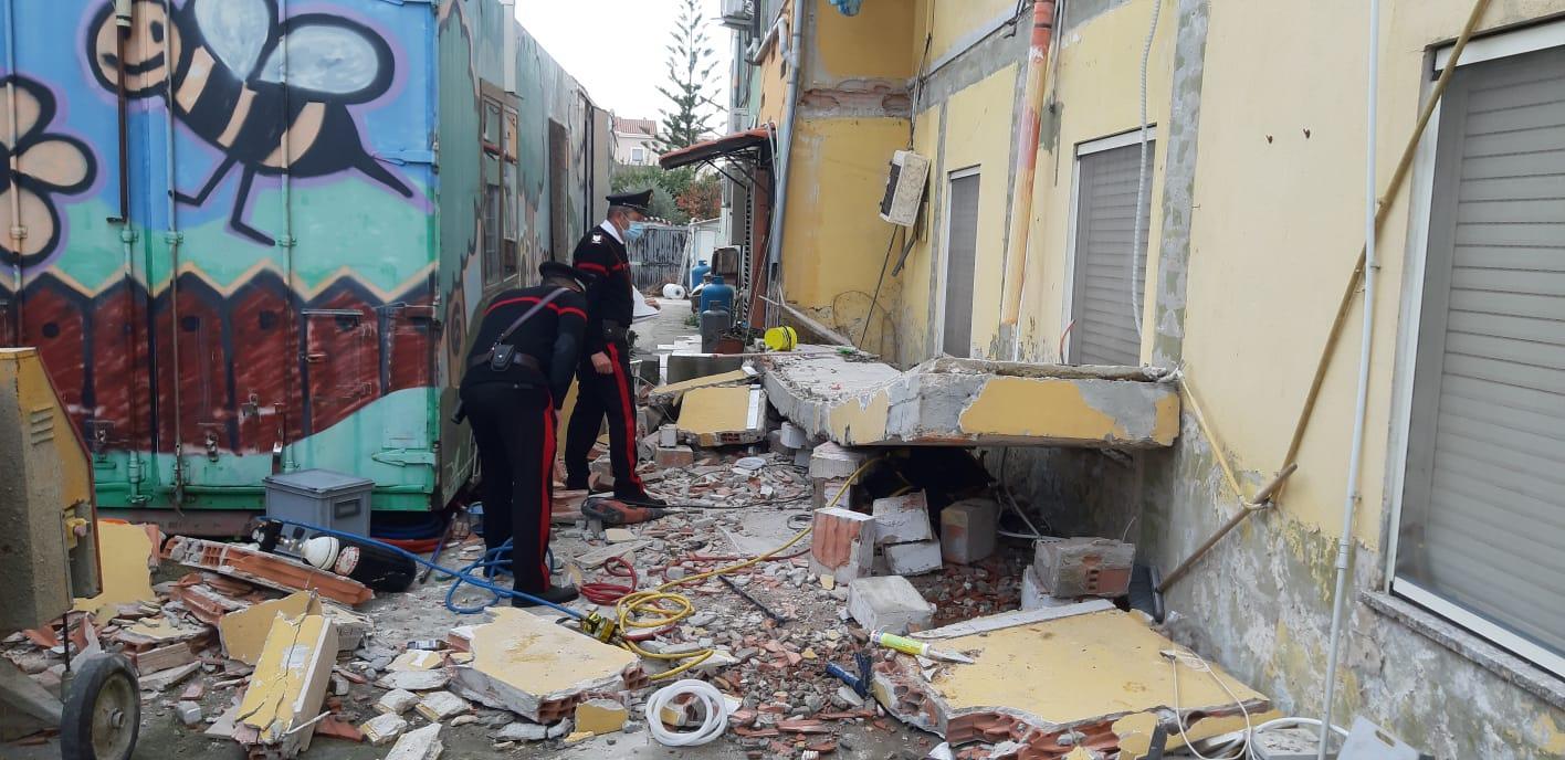 Tragedia a Pirri, crolla un balcone e travolge due operai: un morto e un ferito 
