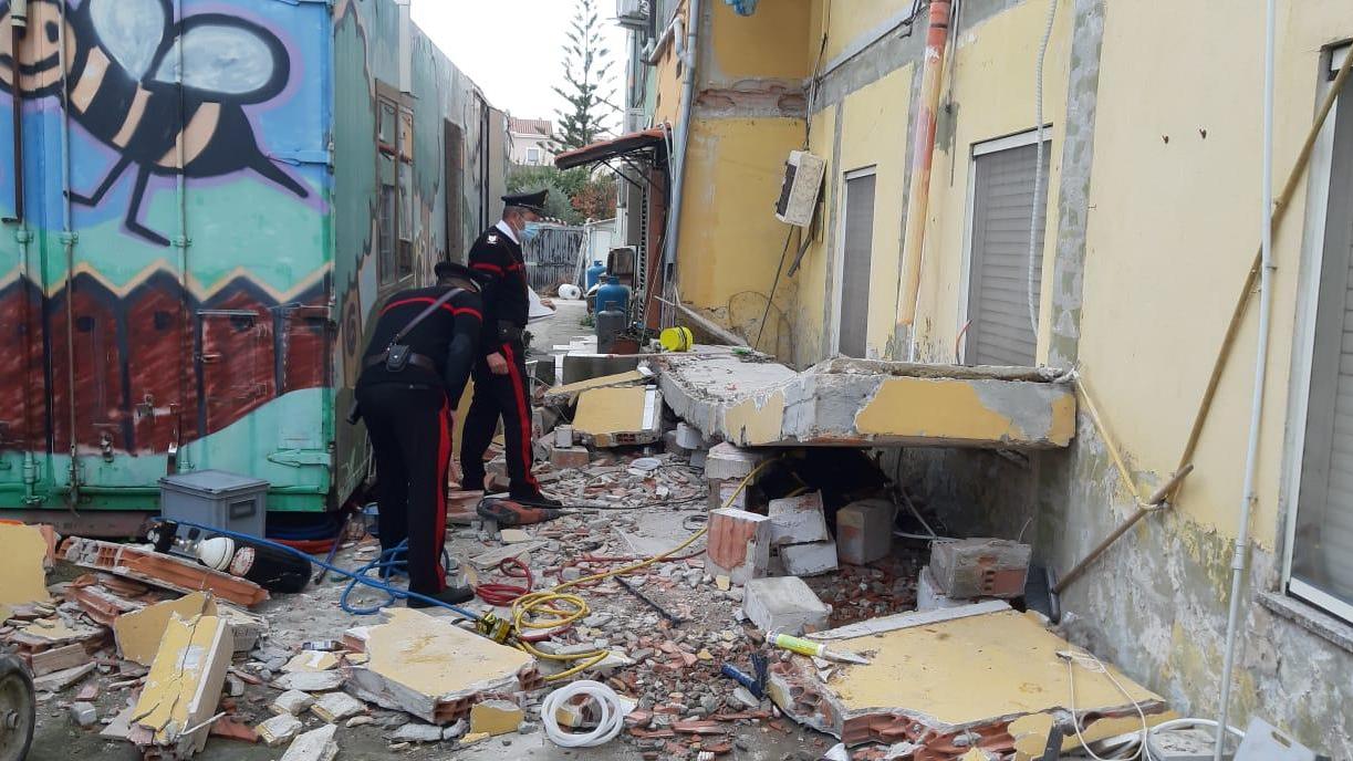 Tragedia a Pirri, crolla un balcone e travolge due operai: un morto e un ferito 